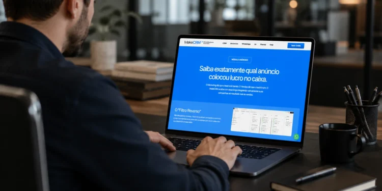 Banner post use make crm, homem com notebook acesando site make crm