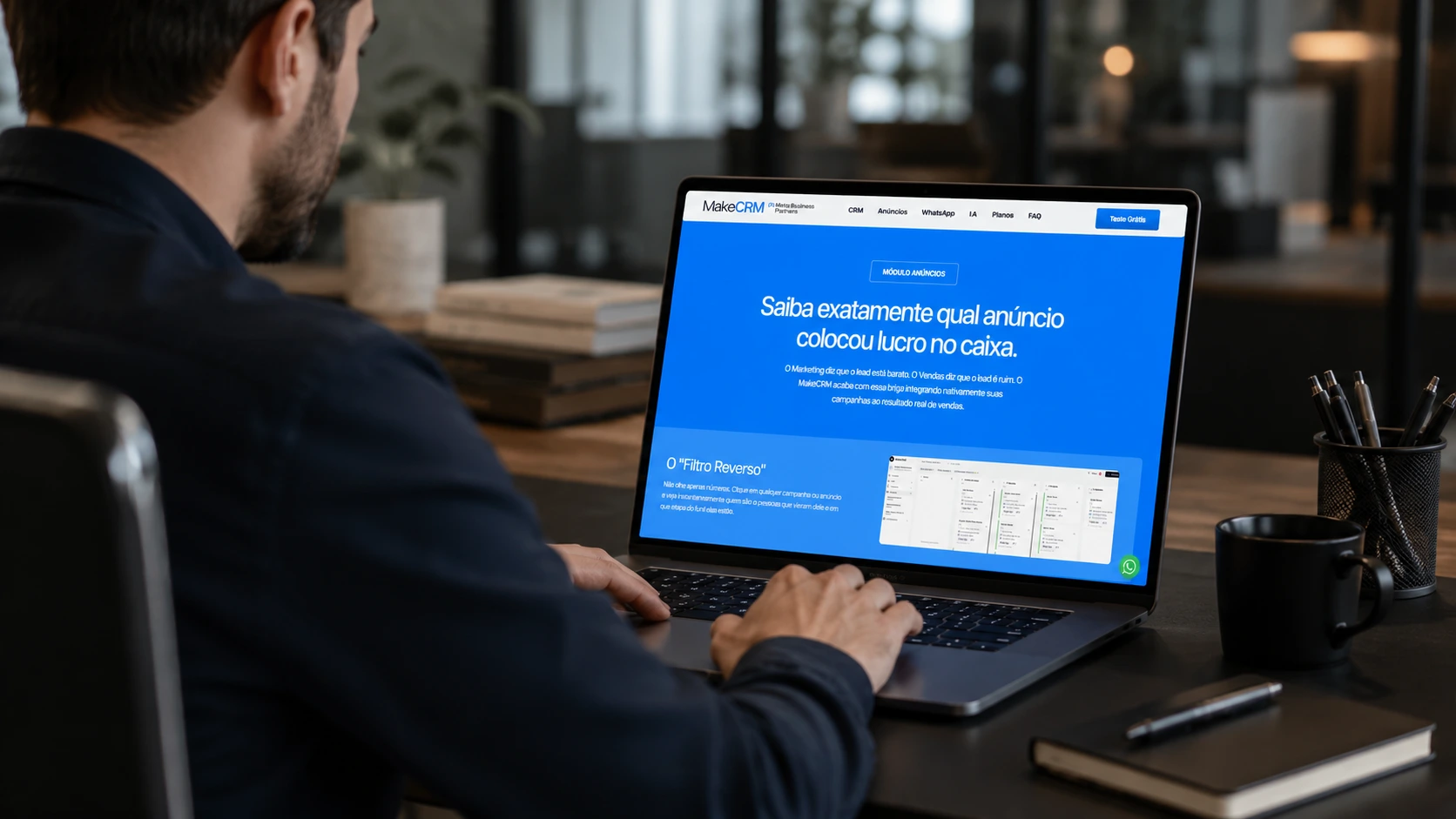 Banner post use make crm, homem com notebook acesando site make crm