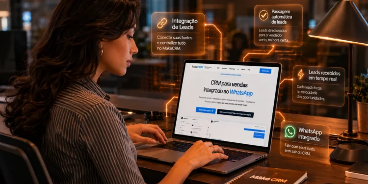 mulher com notebook e metricas de crm integrado com IA